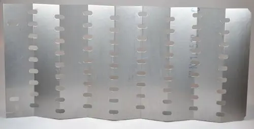 Aluminiumplatte mit mehreren ovalen Ausschnitten, verwendet in der Heizungs- und Lüftungstechnik, möglicherweise von Remko.