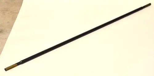 Schwarzes Rohr mit einer metallenen Endkappe, flach und lang, liegt auf einer hellen Fläche. Produkt von Remko, möglicherweise für Transportzwecke.