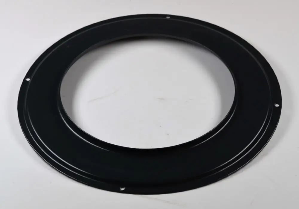 Schwarze, runde Metallrosette mit mittigem Loch und gleichmäßig verteilten Befestigungslöchern, hergestellt von Remko.
