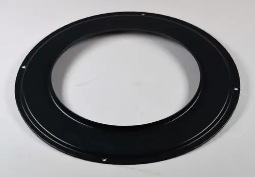 Schwarze, runde Metallrosette mit mittigem Loch und gleichmäßig verteilten Befestigungslöchern, hergestellt von Remko.