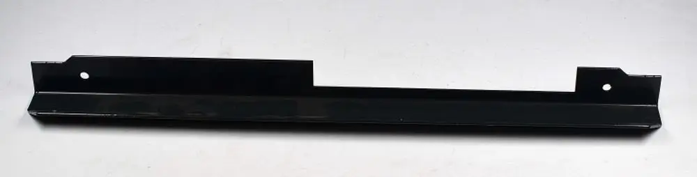 Schwarze Metallleiste mit zwei Löchern zur Befestigung, möglicherweise Teil einer Brennerverkleidung von Remko, zeigt eine flache, rechteckige Form.