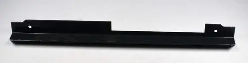 Schwarze Metallleiste mit zwei Löchern zur Befestigung, möglicherweise Teil einer Brennerverkleidung von Remko, zeigt eine flache, rechteckige Form.