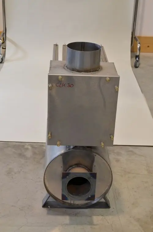 Helle Brennkammer aus Metall mit einem hohen zylindrischen Ausgang. Auf der Oberfläche sind durchsichtige Befestigungselemente sichtbar. Produkt von Remko.