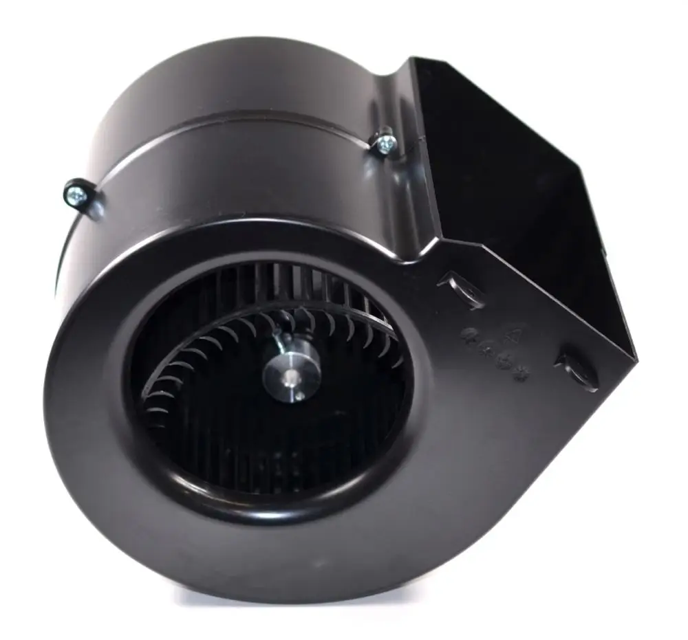 Schwarzer Ventilator mit gebogenem Gehäuse und integrierten Lüfterblättern, hergestellt von Remko. Der Anschlussbereich ist an einer Seite sichtbar.