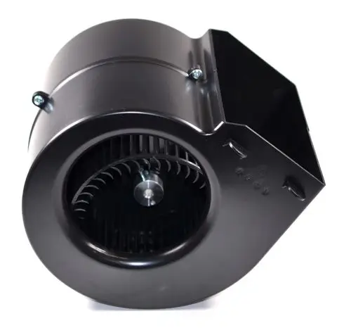 Schwarzer Ventilator mit gebogenem Gehäuse und integrierten Lüfterblättern, hergestellt von Remko. Der Anschlussbereich ist an einer Seite sichtbar.