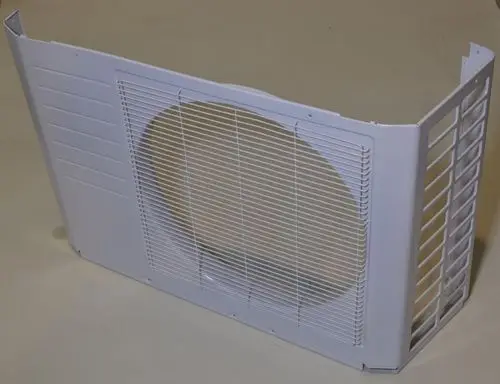 Vorderwand eines Remko-Geräts, mit einem runden Lüftergitter und seitlichen Lüftungsschlitzen, auf einem neutralen Hintergrund.
