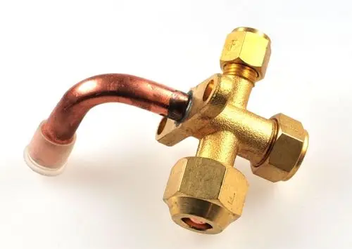 Absperrventil aus Messing und Kupferleitungen, Teil eines Rohrsystems, bietet Kontrolle über den Durchfluss. Produkt von Remko, geeignet für verschiedene Installationen.