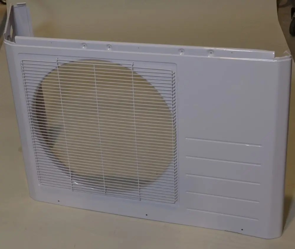 Weiße Vorderwand eines Remko-Geräts mit gitterförmigen Lüftungsschlitzen und glatter Oberfläche, ohne erkennbare Maße oder spezifische Produktbezeichnung.