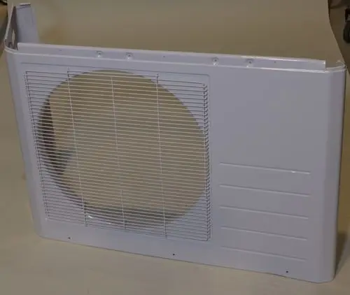 Weiße Vorderwand eines Remko-Geräts mit gitterförmigen Lüftungsschlitzen und glatter Oberfläche, ohne erkennbare Maße oder spezifische Produktbezeichnung.