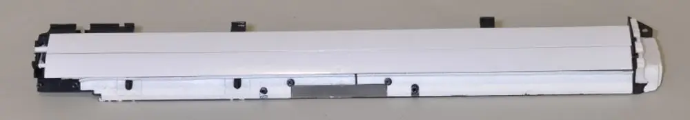 Kondensatwanne von Remko in weißer Ausführung, flach und rechteckig, mit montierten Halterungen auf schwarzem Träger.