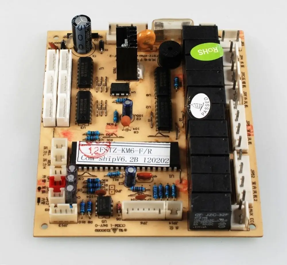 Steuerplatine von Remko mit verschiedenen elektronischen Bauteilen, Relais und Steckverbindungen, geeignet für spezifische Anwendungen in Heizsystemen.