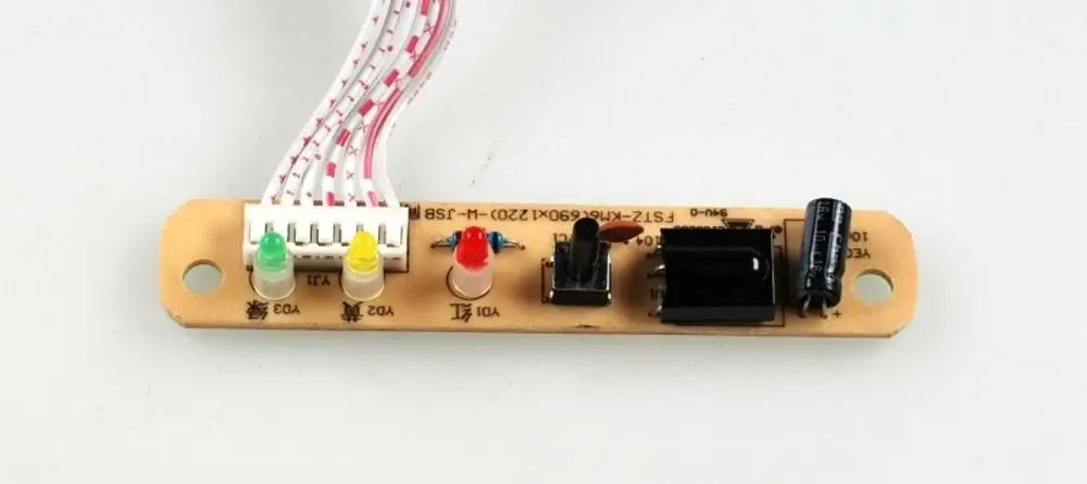Platine mit mehreren LEDs in verschiedenen Farben, einem Taster und elektrischen Komponenten, hergestellt von Remko. Verbindungskabel sind sichtbar.