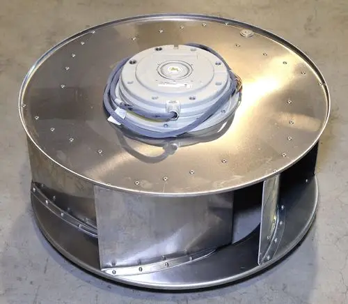Radialventilator von Remko mit einem runden, metallischen Gehäuse und einem zentralen Motor. Der Ventilator hat mehrere Öffnungen und eine glatte Oberfläche.