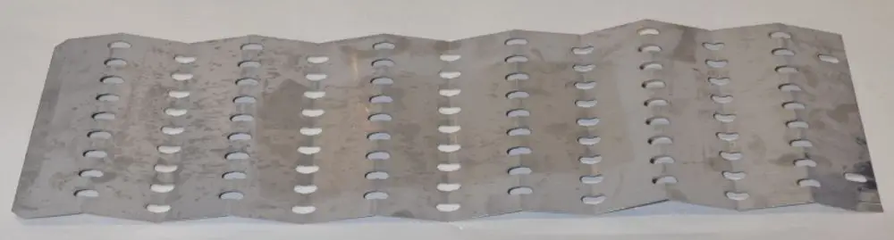Stabiles Metallblech mit mehreren Löchern, geeignet für die Montage oder Verbindung in technischen Anwendungen. Produkt von Remko.