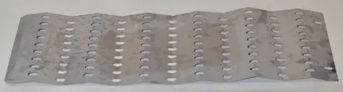 Stabiles Metallblech mit mehreren Löchern, geeignet für die Montage oder Verbindung in technischen Anwendungen. Produkt von Remko.