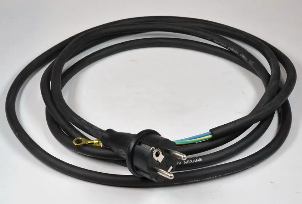 Netzkabel mit Stecker, dreipolig, in schwarzer Isolierung, mit Ringöse zur Befestigung, hergestellt von Remko.