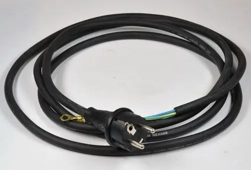 Netzkabel mit Stecker, dreipolig, in schwarzer Isolierung, mit Ringöse zur Befestigung, hergestellt von Remko.