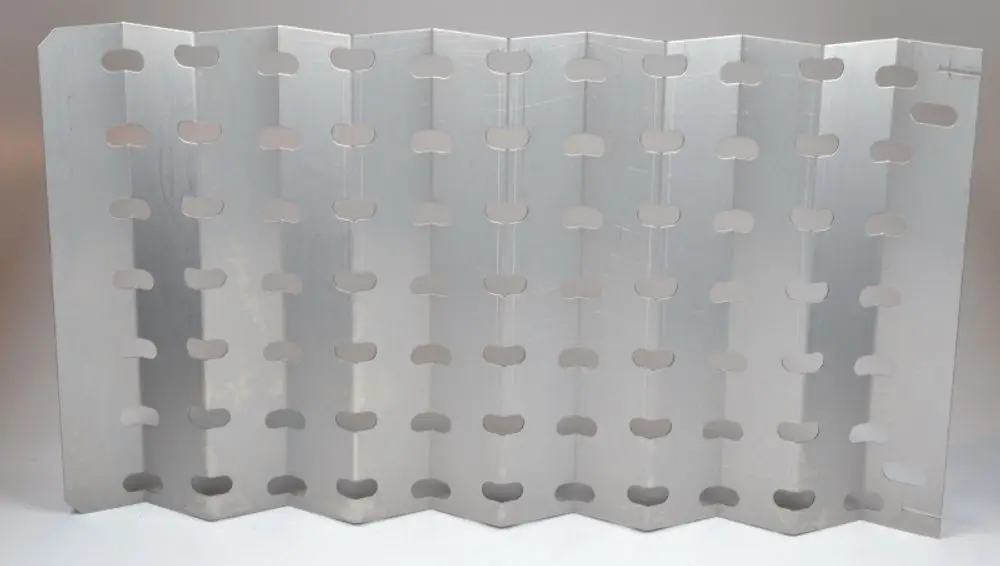 Verzinkte Metallplatte mit durchgehenden Öffnungen, gefaltet für Flexibilität. Teil eines Systems zur Rauchgasableitung, hergestellt von Remko.