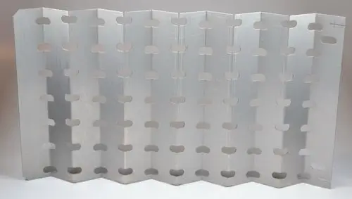 Verzinkte Metallplatte mit durchgehenden Öffnungen, gefaltet für Flexibilität. Teil eines Systems zur Rauchgasableitung, hergestellt von Remko.