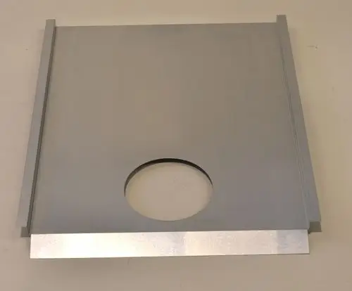 Aluminiumplatte mit rundem Ausschnitt, möglicherweise für eine Isolationsanwendung. Produkt von Remko, auf einem hellen Untergrund abgebildet.