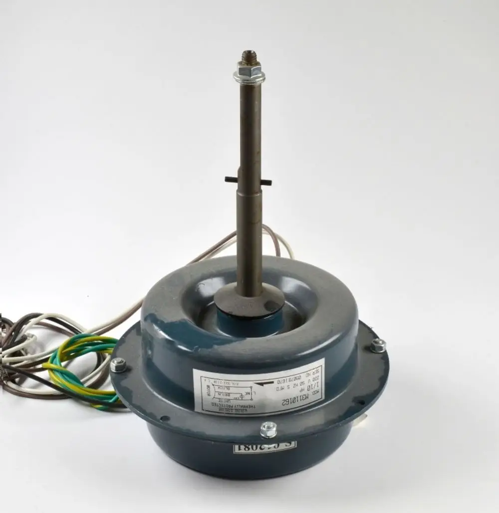 Ventilatormotor von Remko, mit einem zentralen Wellenstahlstift und mehreren Kabeln, montiert auf einer runden Basis mit einer typischen Motorstruktur.