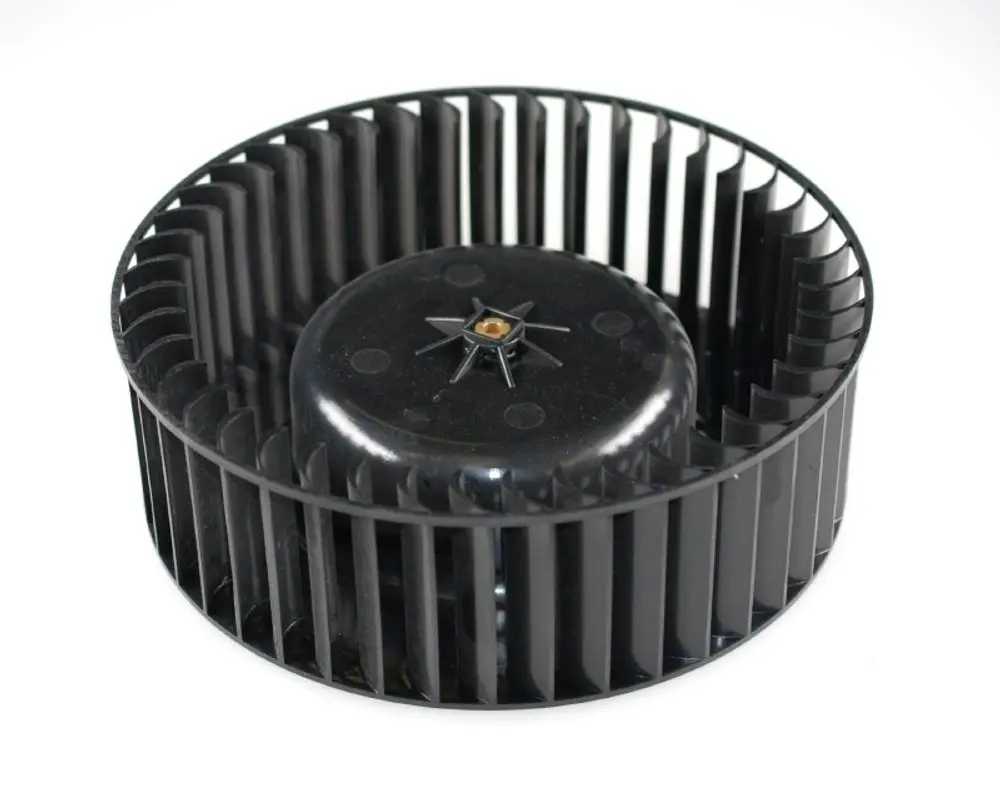 Schwarzes Ventilatorrad mit radialen Lamellen und zentralem Motoranschluss. Produkt von Remko, geeignet für Luftzirkulation in technischen Anwendungen.