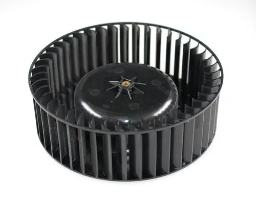Schwarzes Ventilatorrad mit radialen Lamellen und zentralem Motoranschluss. Produkt von Remko, geeignet für Luftzirkulation in technischen Anwendungen.
