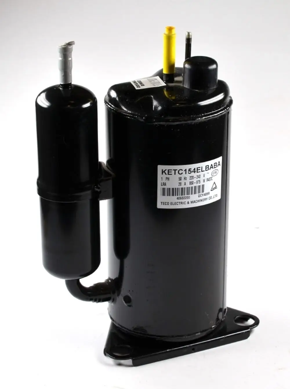 Schwarzer Kompressor mit zwei Anschlüssen und einem Typenschild. Das Produkt stammt von der Marke Remko und ist für Klimaanwendungen bestimmt.