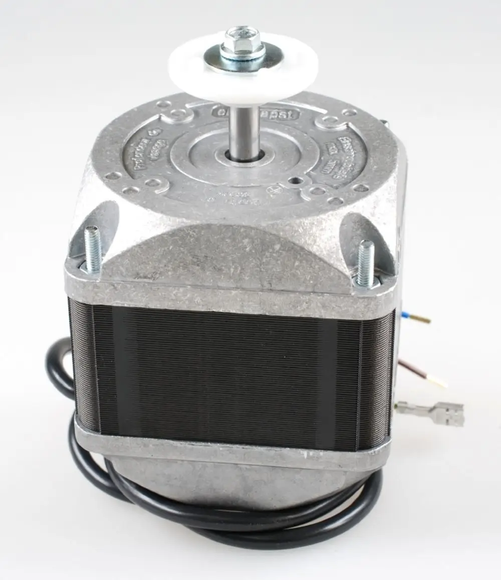 Remko Ventilatormotor mit metallischem Gehäuse, zentraler Welle und mehreren Anschlusskabeln. Der Motor dient zur Belüftung in verschiedenen Anwendungen.