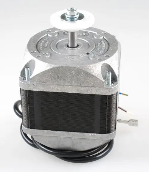 Remko Ventilatormotor mit metallischem Gehäuse, zentraler Welle und mehreren Anschlusskabeln. Der Motor dient zur Belüftung in verschiedenen Anwendungen.