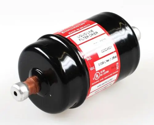 Schwarzer Trockenfilter mit zwei Anschlüssen, beschriftet mit Produktinformationen. Hergestellt von Remko, zur Verwendung in Kühlsystemen.