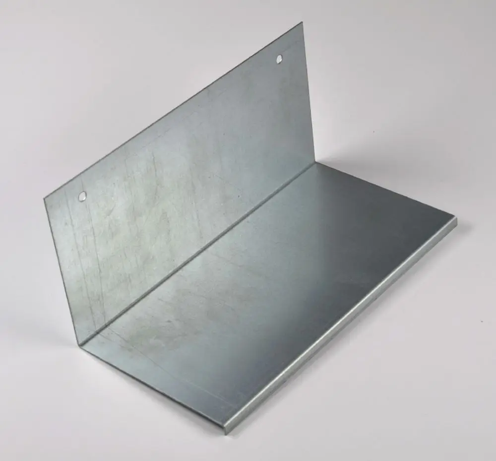 Metallisches L-förmiges Bauteil für Gehäuse, mit zwei Löchern zur Befestigung. Erzeugt von der Marke Remko, geeignet für verschiedene Anwendungen.