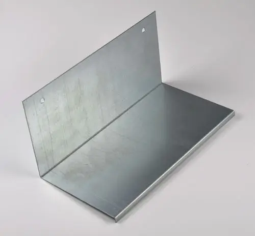Metallisches L-förmiges Bauteil für Gehäuse, mit zwei Löchern zur Befestigung. Erzeugt von der Marke Remko, geeignet für verschiedene Anwendungen.