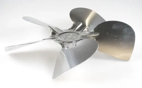 Ventilatorflügel aus Metall mit mehreren Blättern, typischerweise in der Heiz- oder Lüftungstechnik verwendet, präsentiert von der Marke Remko.