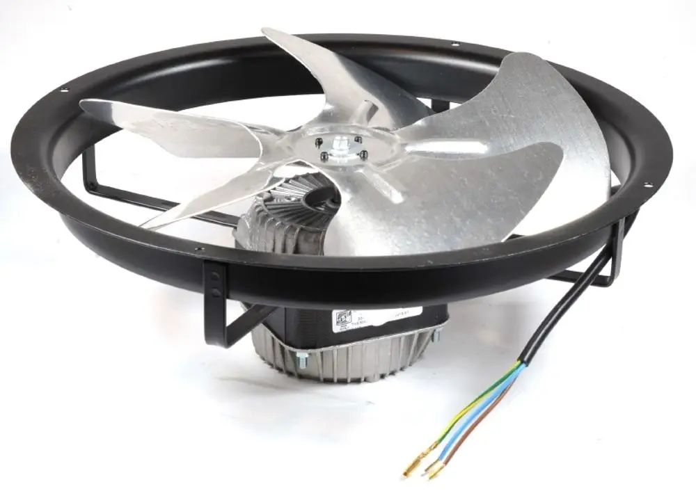 Ventilatormotor von Remko mit Metall-Lüfterblättern, montiert in einem schützenden Rahmen. Kabelanschluss sichtbar. Geeignet für verschiedene Lüftungsanwendungen.