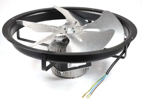 Ventilatormotor von Remko mit Metall-Lüfterblättern, montiert in einem schützenden Rahmen. Kabelanschluss sichtbar. Geeignet für verschiedene Lüftungsanwendungen.