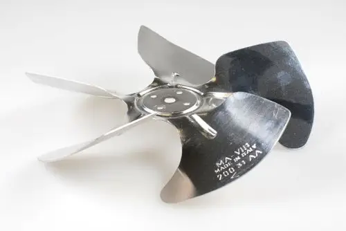 Remko Ventilatorflügel aus Metall mit vier Blättern und mittigem Anschluss. Oberfläche zeigt Gebrauchsspuren, die Struktur ist klar erkennbar.