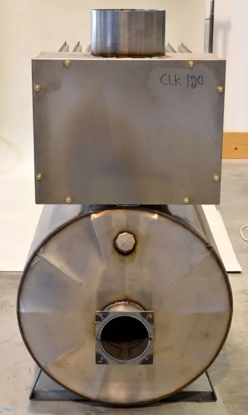 Metallene Brennkammer mit runder Form und Anschluss vorne. Oberseite hat einen senkrechten Abzug aus Edelstahl. Produkt von Remko.