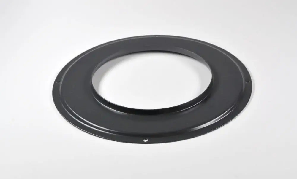 Schwarze Metallplatte mit rundem Loch in der Mitte und mehreren Befestigungslöchern am Rand. Produkt von Remko, geeignet für Abgasstutzen.