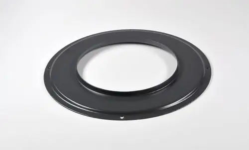 Schwarze Metallplatte mit rundem Loch in der Mitte und mehreren Befestigungslöchern am Rand. Produkt von Remko, geeignet für Abgasstutzen.
