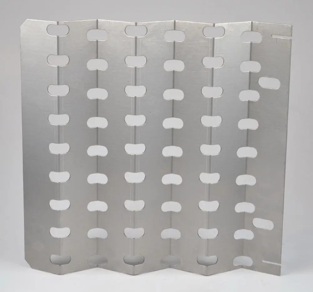 Aluminium-Rauchgasbremse von Remko mit mehreren Schlitzöffnungen zur Luftzirkulation, flexibel einsetzbar für verschiedene Anwendungen im Heizungsbereich.