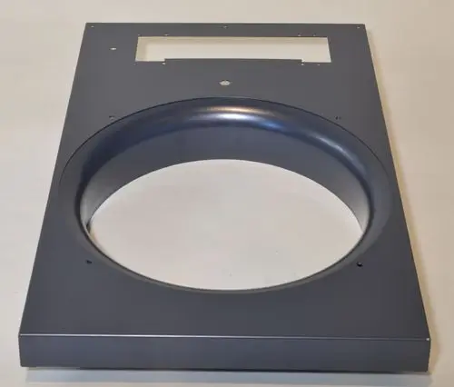 Rückwand aus Metall in Grau, mit einer runden Aussparung in der Mitte. Eignet sich für Produkte der Marke Remko.