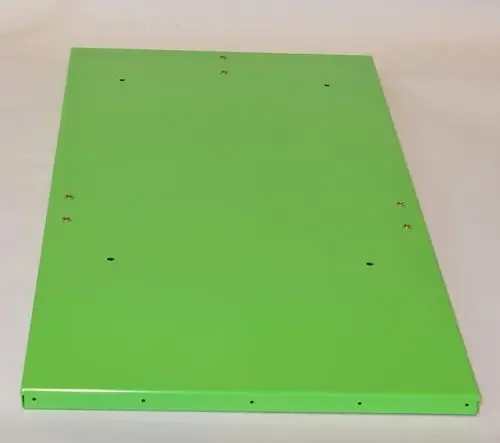 Grünes, flaches Bodenblech mit mehreren Bohrlöchern zur Montage, hergestellt von Remko. Das Blech hat eine glatte Oberfläche und ist für verschiedene Anwendungen geeignet.