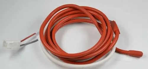 Kabel mit einem weißen Stecker und roter Ummantelung, geeignet für die Installation einer Remko Kondensatwannenheizung.