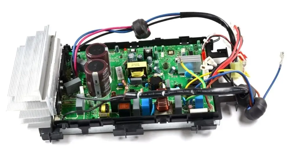 Steuerplatine von Remko, sichtbar sind Kühlkörper, Leiterbahnen und diverse elektronische Komponenten sowie mehrere Anschlusskabel.