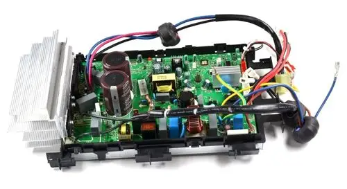 Steuerplatine von Remko, sichtbar sind Kühlkörper, Leiterbahnen und diverse elektronische Komponenten sowie mehrere Anschlusskabel.