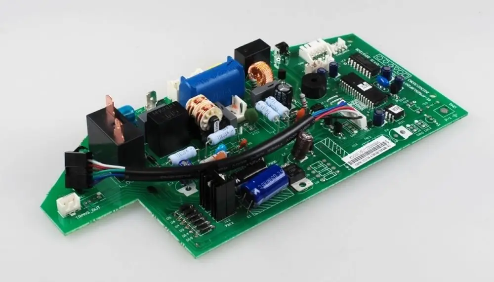 Steuerplatine von Remko, grüne Leiterplatte mit verschiedenen elektrischen Komponenten, darunter Widerstände, Kondensatoren und Anschlussleisten.