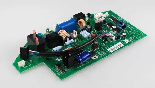 Steuerplatine von Remko, grüne Leiterplatte mit verschiedenen elektrischen Komponenten, darunter Widerstände, Kondensatoren und Anschlussleisten.