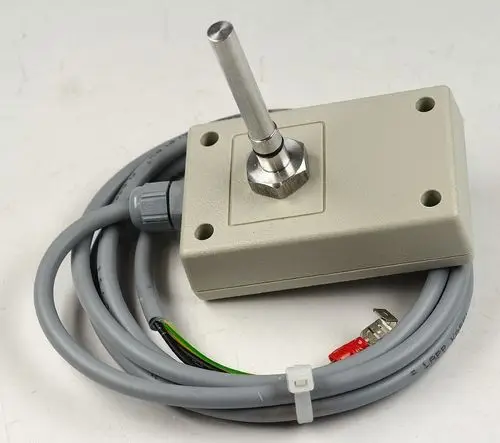 Temperaturbegrenzer von Remko mit einem Gehäuse und einem Metallfühler. Verbindungskabel mit Stecker und Sicherung sind sichtbar.