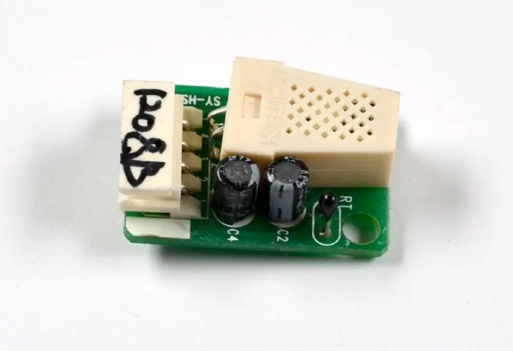 Platinenmodul mit mehreren Steckverbindungen, zwei Elektrolytkondensatoren und einem Sensor, hergestellt von der Marke Remko.
